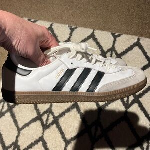 Adidas Original “Samba” Sz 7 WMS Pre owned classic sneakers!